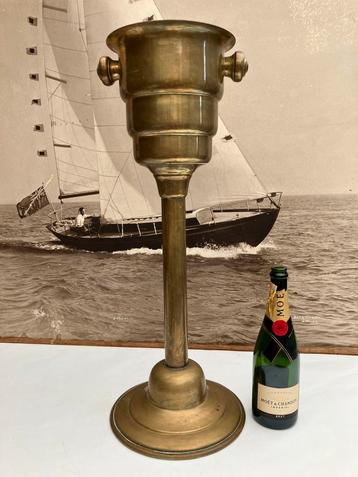 Oude staande wijnkoeler/champagne emmer in messing/koper beschikbaar voor biedingen