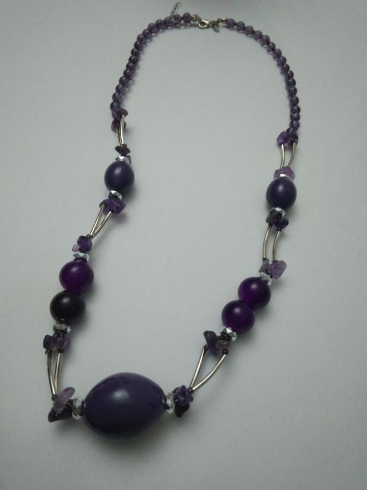 1970's ketting LDADPR met paarse kraaltjes, Handtassen en Accessoires, Kettingen, Nieuw, Kunststof, Paars, Met hanger, Verstelbaar