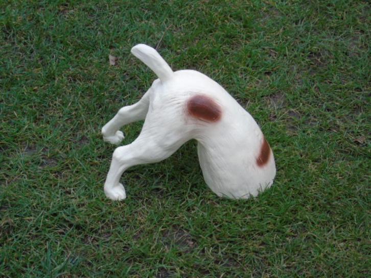 Standbeeld een hond met zijn kop in de grond..., Tuin en Terras, Tuinbeelden, Nieuw, Dierenbeeld, Kunststof, Ophalen