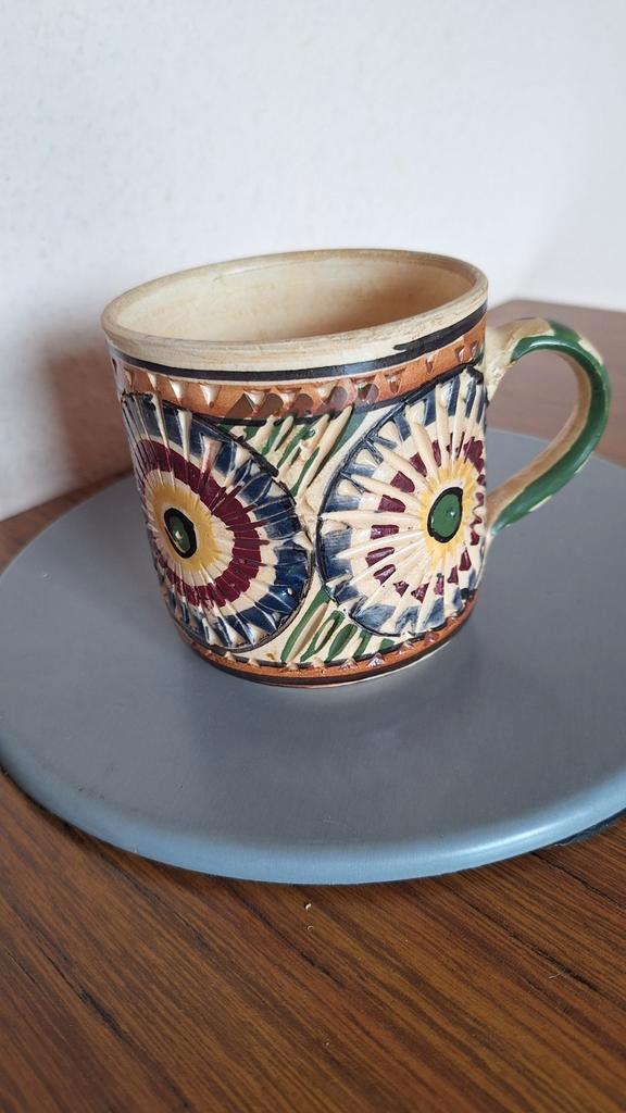 Tasse décorative en faïence de 9,5 cm de haut et 9 cm de dia, Antiquités & Art, Antiquités | Céramique & Poterie, Enlèvement ou Envoi
