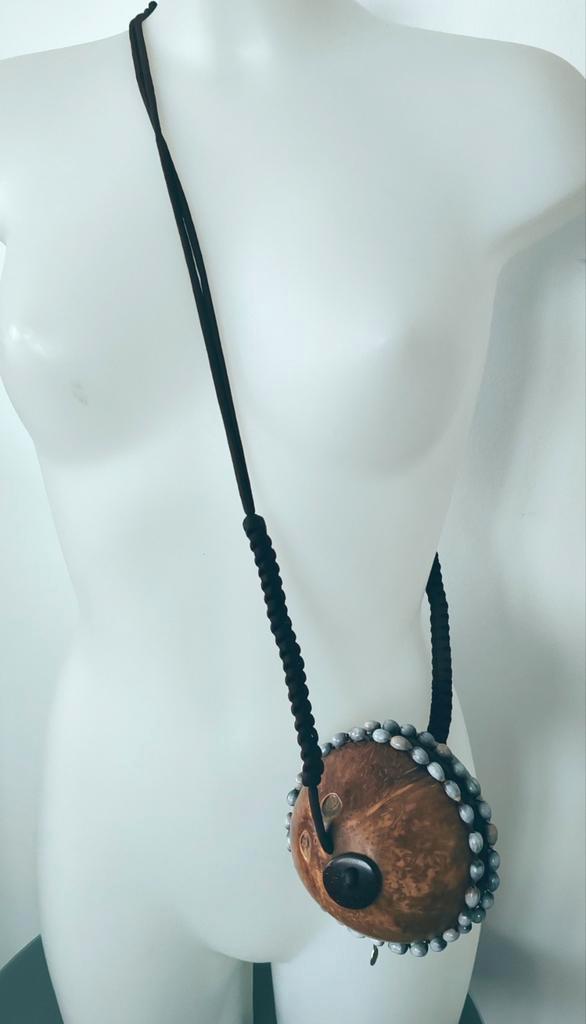 Pochette Bandoulière Noix de Coco Naturelle & Perles Sac Art, Bijoux, Sacs & Beauté, Colliers, Noir, Enlèvement ou Envoi