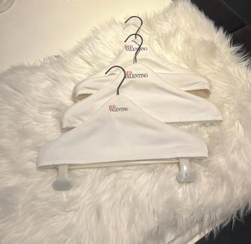 Set van 3 kledinghangers, modehuis Valentino beschikbaar voor biedingen