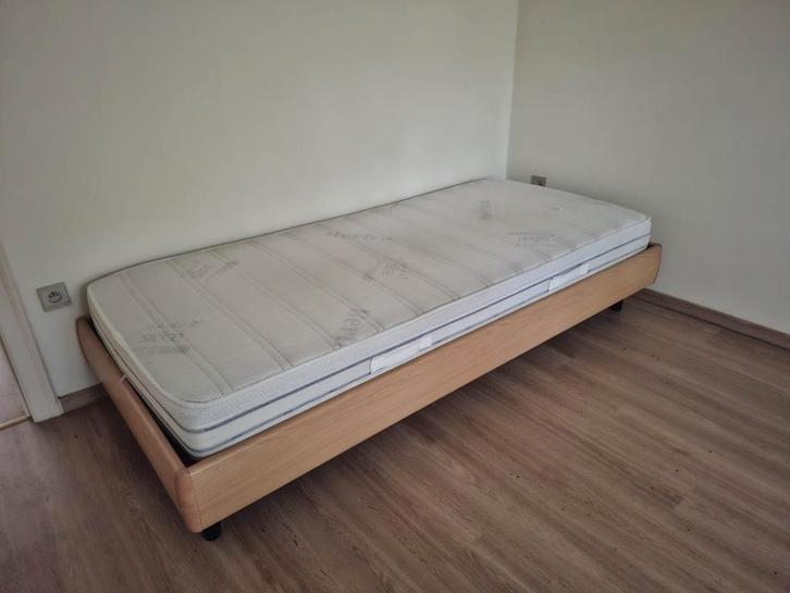 2 identieke bedden, Huis en Inrichting, Slaapkamer | Bedden, Gebruikt, Eenpersoons, 90 cm, 200 cm, Hout, Beige, Ophalen
