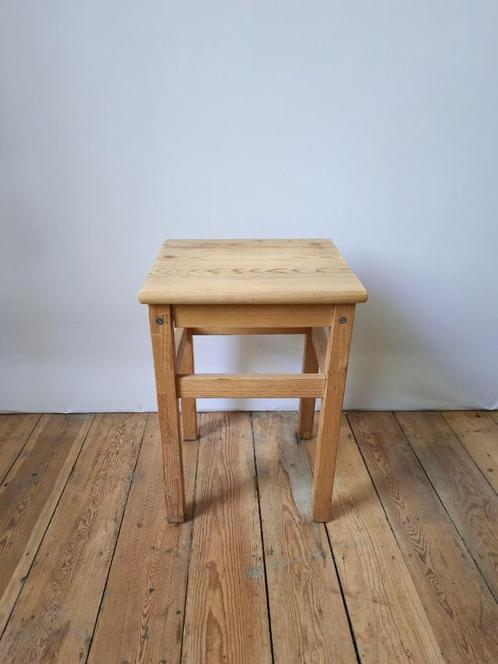 Vierkant krukje in massief grenenhout - plantenhouder, Huis en Inrichting, Stoelen, Zo goed als nieuw, Eén, Hout, Ophalen of Verzenden