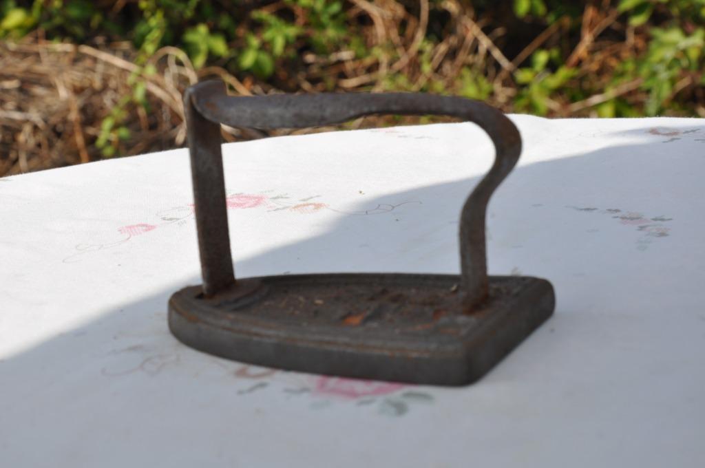 §  ancien fer a repasser en fonte JM4  (f3), Enlèvement ou Envoi