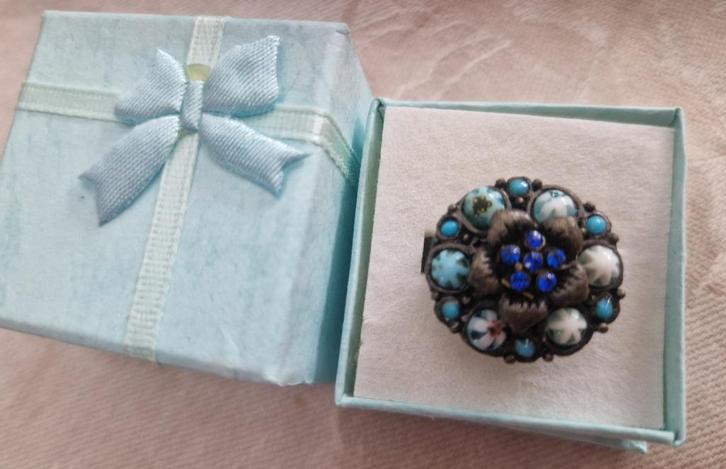Petite bague ajustable+ petite boîte, Handtassen en Accessoires, Ringen, Ophalen of Verzenden