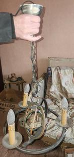 Oude kroonluchter met geocentrische bol in het midden, Ophalen