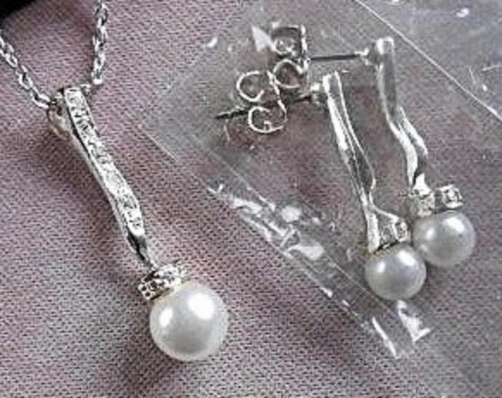 AVON: Fijne, elegante, verfijnde set, Handtassen en Accessoires, Kettingen, Nieuw, Zilver, Zilver, Ophalen of Verzenden