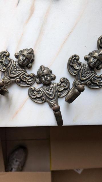 Kleerhanger beschikbaar voor biedingen