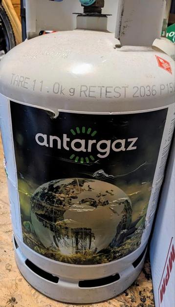 2 bonbonnes de gaz pleines +cuisinière au gaz neufs beschikbaar voor biedingen