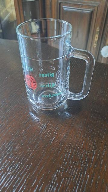 Bierglas met oor beschikbaar voor biedingen
