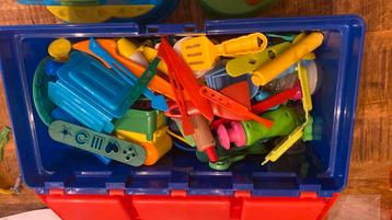 Heel veel materiaal voor bewerken van plasticine beschikbaar voor biedingen