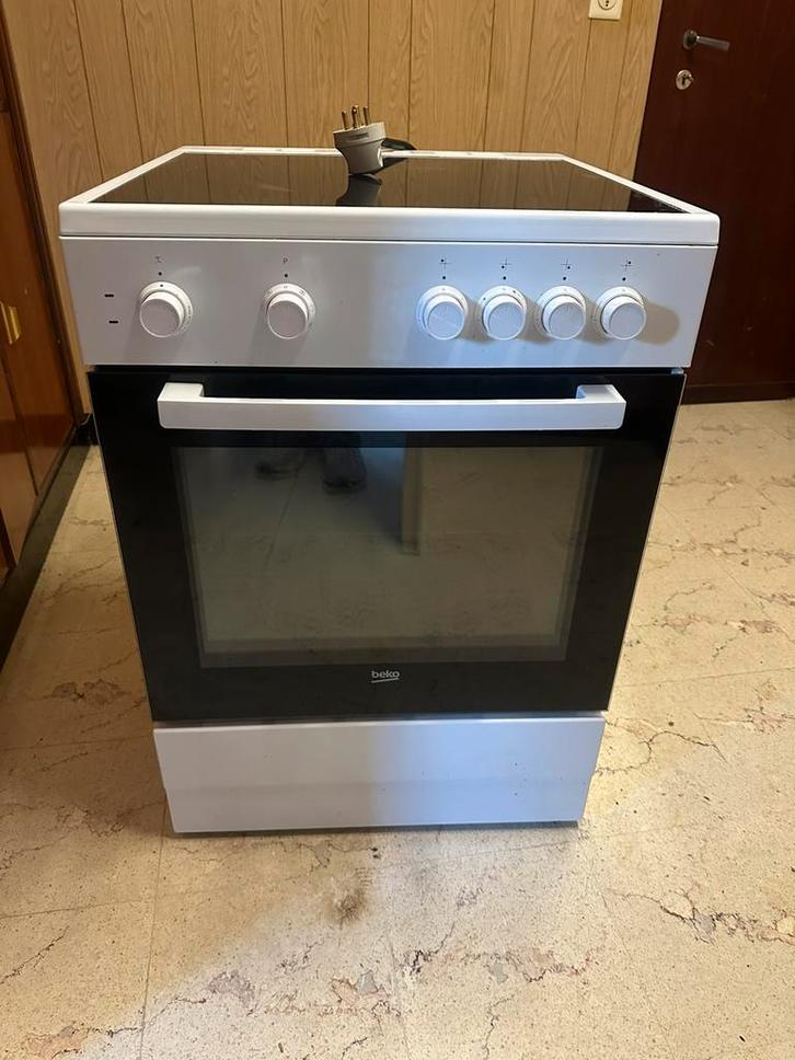 Beko Fornuis FSM57100GW, Elektronische apparatuur, Fornuizen, Zo goed als nieuw, 4 kookzones, Ophalen