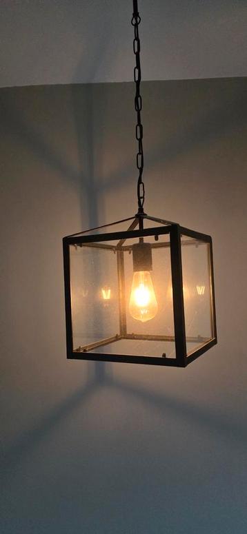 Suspension, cube métal et verre beschikbaar voor biedingen