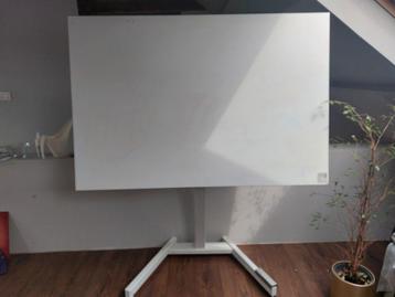 Mooi, stevig whiteboard. beschikbaar voor biedingen