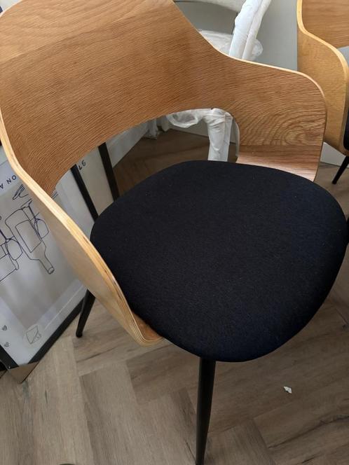 Twee eetkamerstoelen – hout met zwarte zitting, Huis en Inrichting, Stoelen, Zo goed als nieuw, Twee, Hout, Stof, Zwart, Ophalen