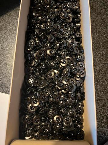 doos met kleine zwarte knopen beschikbaar voor biedingen