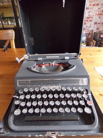 Oude typmachine Olivetti 1946 met papieren beschikbaar voor biedingen