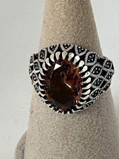 Zilveren kleur veranderende heren ring met zultaniet, Handtassen en Accessoires, Ringen, Nieuw, Dame, 20 of groter, Rood, Zilver