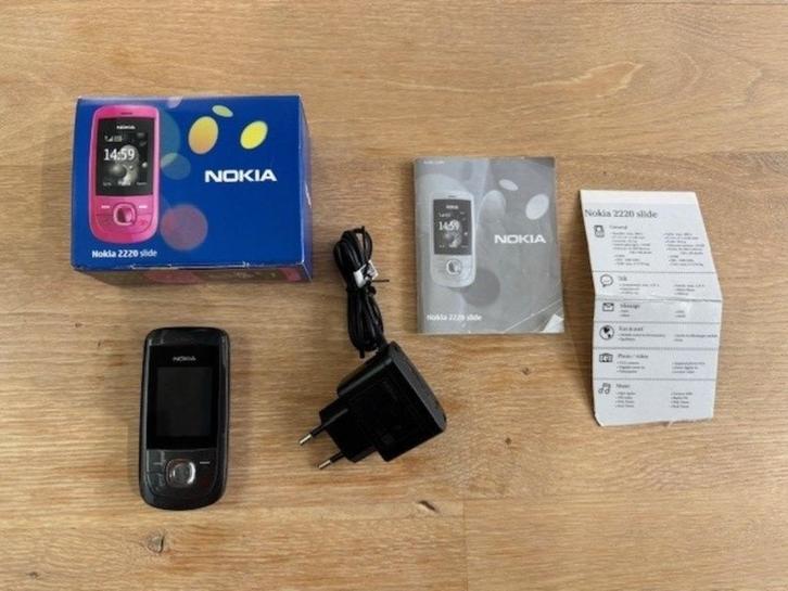 Vintage zwarte gsm Nokia 2220 slide + oplader!, Telecommunicatie, Mobiele telefoons | Nokia, Gebruikt, Zwart, Ophalen of Verzenden