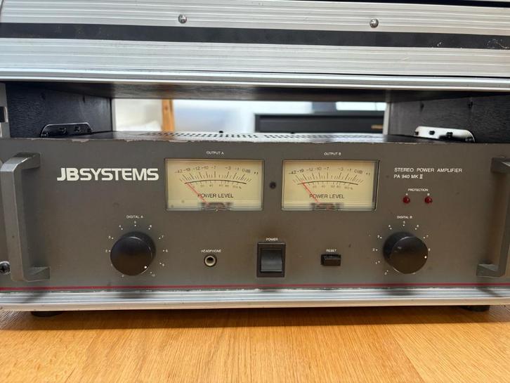 JB Systems PA 940 Mk II power amplifier in flightcase, Muziek en Instrumenten, Versterkers | Keyboard, Monitor en PA, Gebruikt