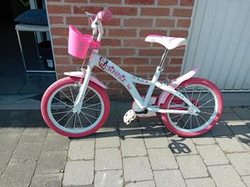 Meisje fiets beschikbaar voor biedingen