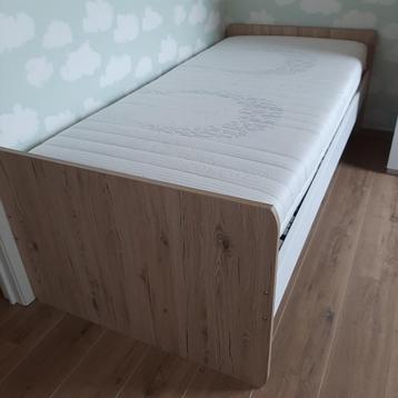 Chambre : lit de bébé transformable à lit d'une pers.   disponible aux enchères