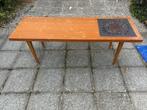Table vintage basse en bois avec motif en céramique, Ophalen