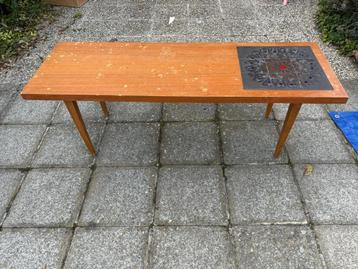 Table vintage basse en bois avec motif en céramique beschikbaar voor biedingen