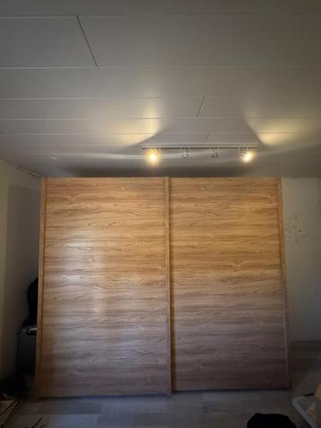 Ruime kleerkast 2m50 lang /2m10 hoog/61cm diep beschikbaar voor biedingen