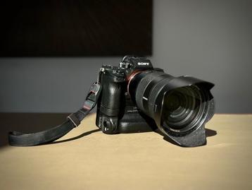 Caméra Sony a7R III + Sony FE 24-70 mm f/2,8 GM + Sony VG-C3 disponible aux enchères