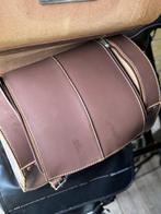 Lederen tas voor opberging van motorhelm, Ophalen