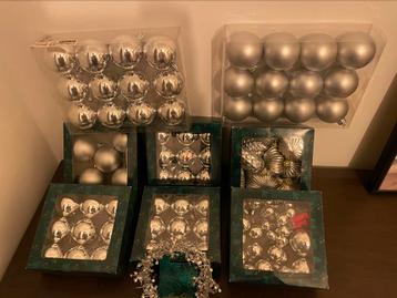 8 boîtes de boules de Noël en argent, Enlèvement, Neuf