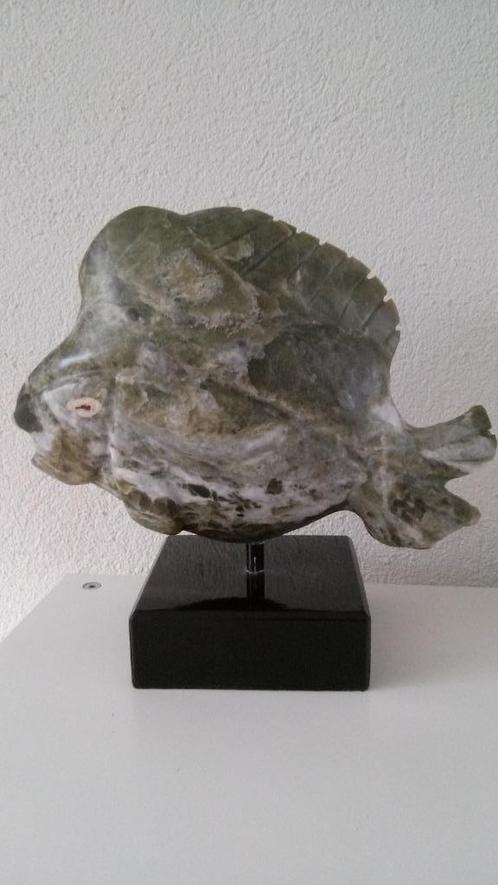 BEELD FANTASIEVIS - steen, div. tinten groen., Antiquités & Art, Art | Sculptures & Bois, Enlèvement