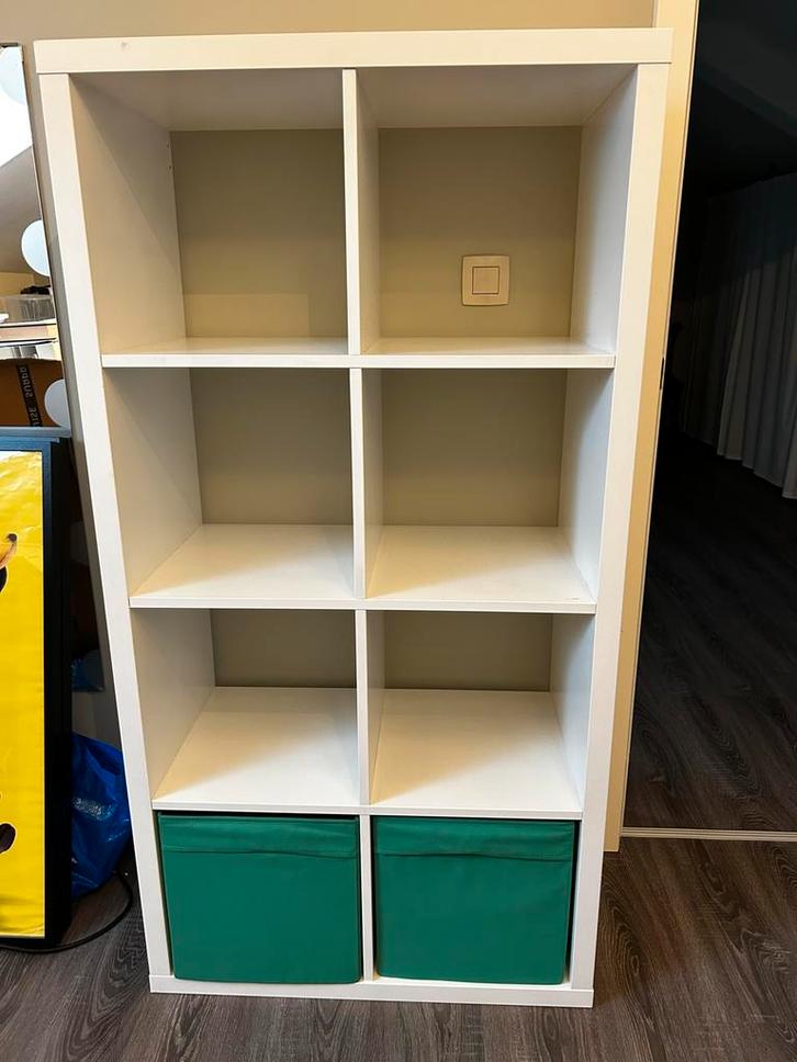 KALLAX kast Ikea inclusief 2 gekleurde bakken, Huis en Inrichting, Kasten | Boekenkasten, Gebruikt, Ophalen