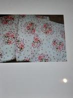 Neuf Vintage parure de lit fleurs stylisées sur fond blanc, Antiquités & Art, Enlèvement ou Envoi