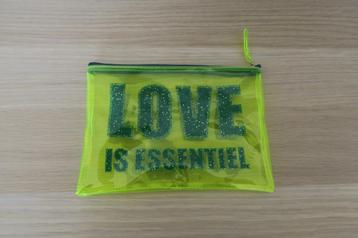 Trousse de maquillage Essentiel disponible aux enchères