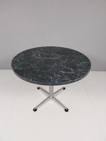 Vintage Tafel met Marmerlook Blad en Chromen Onderstel beschikbaar voor biedingen