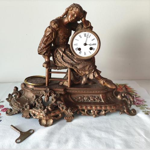 antieke pendule met een opvallend sculptuur van een meisje, Antiquités & Art, Antiquités | Horloges, Enlèvement