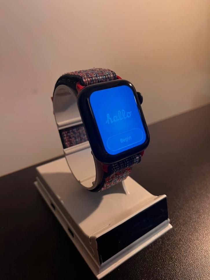 Apple Watch SE met Nike bandje, Handtassen en Accessoires, Smartwatches, Zo goed als nieuw, Ophalen of Verzenden