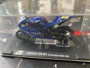 Modèle Yamaha YZR-M1 Valentino Rossi 2004 (échelle 1:24)