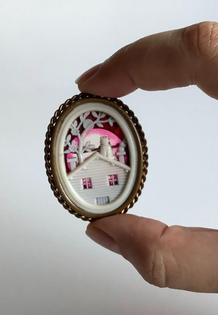 aparte vintage celluloid broche kat op dak bij zonsondergang, Handtassen en Accessoires, Broches, Gebruikt, Koper, Overige kleuren