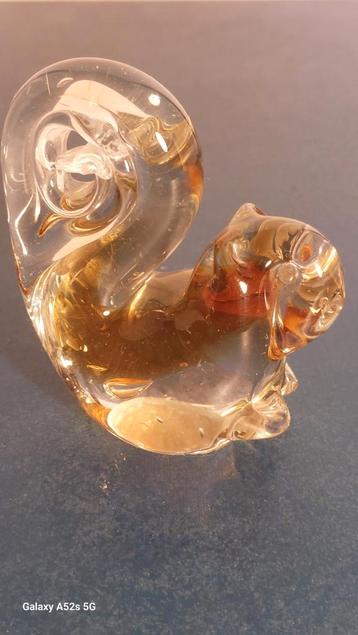 Een prachtige eekhoorn in klaar en oranje glas.  beschikbaar voor biedingen