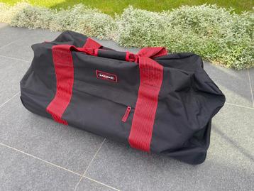 Grote Eastpak valies rood/zwart beschikbaar voor biedingen