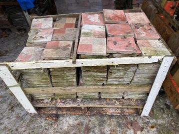 Cementtegels uit oude hoeve beschikbaar voor biedingen