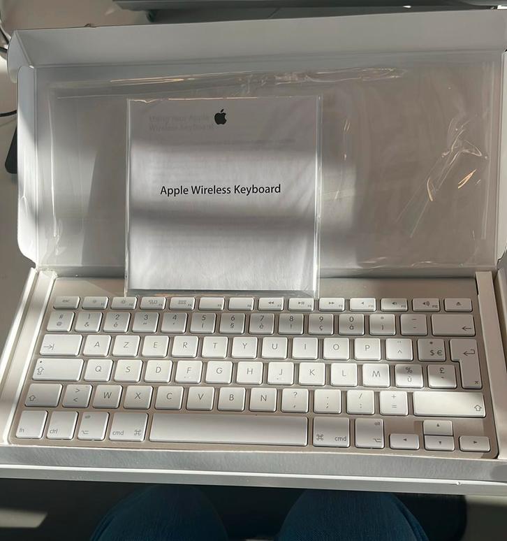 Apple MC184FN/B wireless toetsenbord azerty, Computers en Software, Toetsenborden, Nieuw, Azerty, Draadloos, Ophalen of Verzenden
