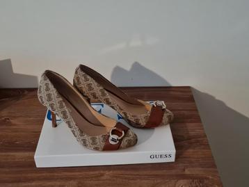 Mooie Guess pumps maat 38 met logo, Kleding | Dames, Schoenen, Pumps, Guess, Beige, Ophalen of Verzenden