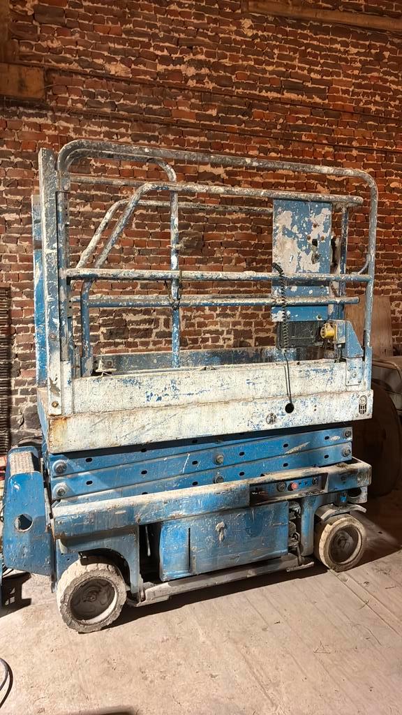 Schaarlift Genie 8 m hoog met splinternieuwe batterijen!, Zakelijke goederen, Machines en Bouw | Liften, Steigers en Ladders, Ophalen