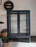 IKEA Fabrikör - Donkerblauwe vitrinekast, Huis en Inrichting, Kasten | Vitrinekasten, Ophalen, 100 tot 150 cm, 50 tot 100 cm, Zo goed als nieuw