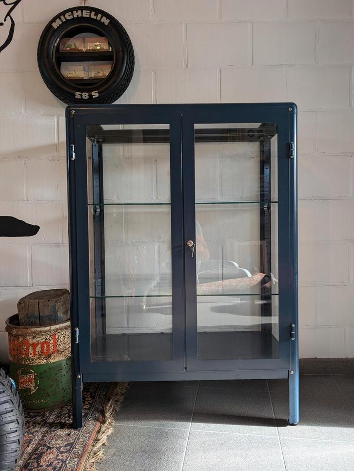 IKEA Fabrikör - Donkerblauwe vitrinekast, Huis en Inrichting, Kasten | Vitrinekasten, Zo goed als nieuw, 100 tot 150 cm, 50 tot 100 cm